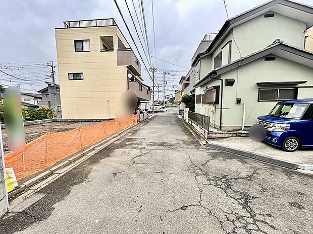5m幅員の道路に面しておりお車の運転が苦手な方でも安心して出入りいただけます。