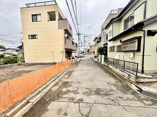 戸建てが立ち並ぶ静かな住宅街。四季折々の移り変わりを感じながら自然と楽しみ、暮らす、そんな毎日を日々の中で感じられる住環境