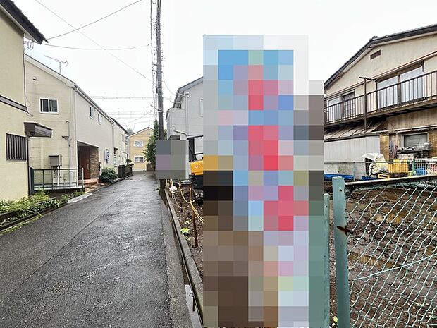 周辺の住宅地と調和する、落ち着いた雰囲気の立地です。日々の暮らしに静けさが漂う場所です