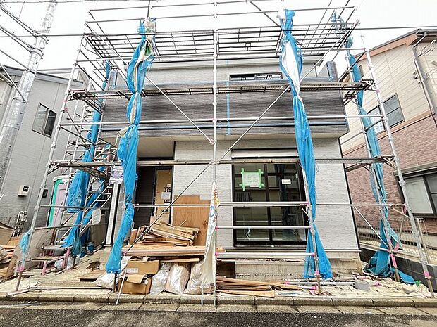 新しい暮らしへの期待が高まる施工中の外観です完成が待ち遠しい佇まいです 