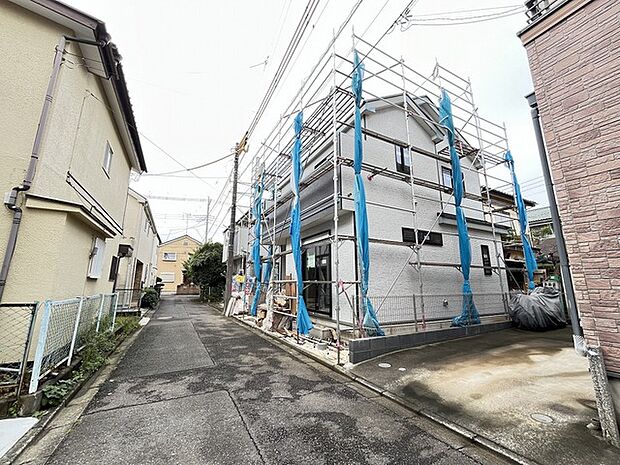 周囲の建物と調和しながら新しい暮らしの形を描く穏やかな周辺環境です 
