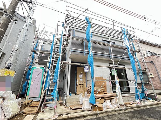 すっきりと洗練された佇まいが目を引く建物です。これからの歩みが楽しみになる風景です 