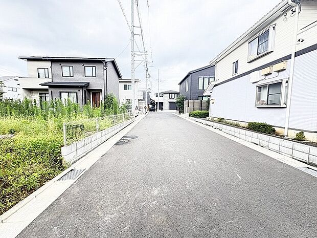 6.2m幅員の道路に面しておりお車の運転が苦手な方でも安心して出入りいただけます。