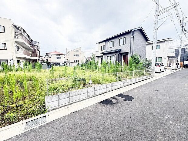 前の道路は居住者の方しか通らない為、お子様のいるご家庭は安心してお過ごし頂けます。