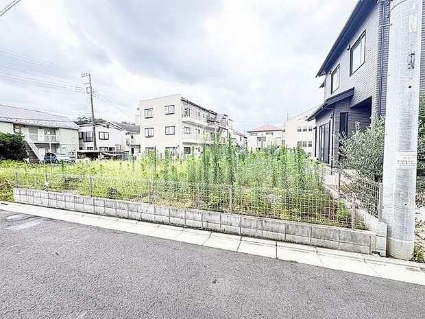 戸建てが立ち並ぶ静かな住宅街。四季折々の移り変わりを感じながら自然と楽しみ、暮らす、そんな毎日を日々の中で感じられる住環境