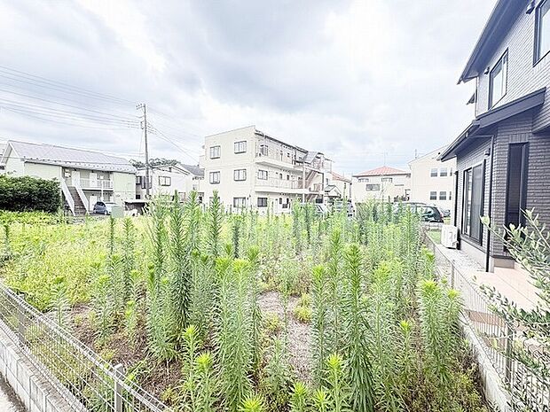 戸建てが立ち並ぶ静かな住宅街。四季折々の移り変わりを感じながら自然と楽しみ、暮らす、そんな毎日を日々の中で感じられる住環境