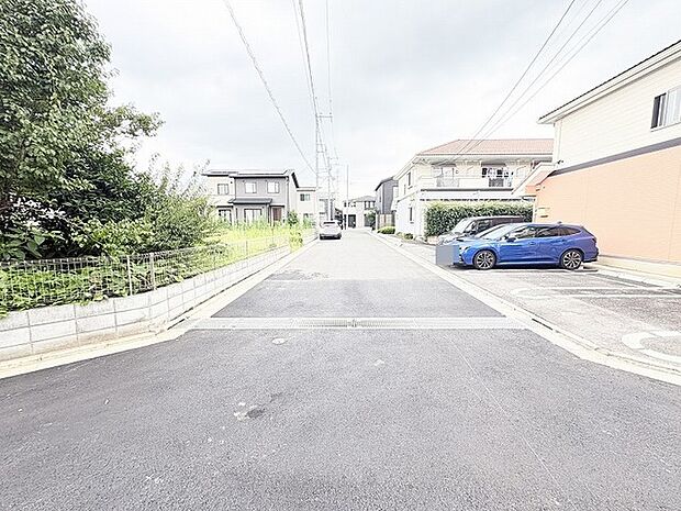 通り抜けできない為、交通量は少ない所です。