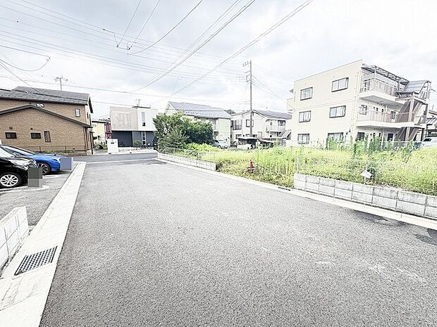 前面道路は広く、駐車がしやすいです。
