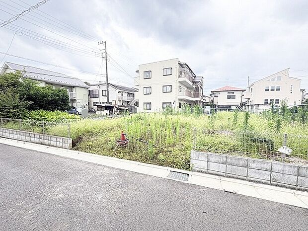 戸建てが立ち並ぶ静かな住宅街。四季折々の移り変わりを感じながら自然と楽しみ、暮らす、そんな毎日を日々の中で感じられる住環境