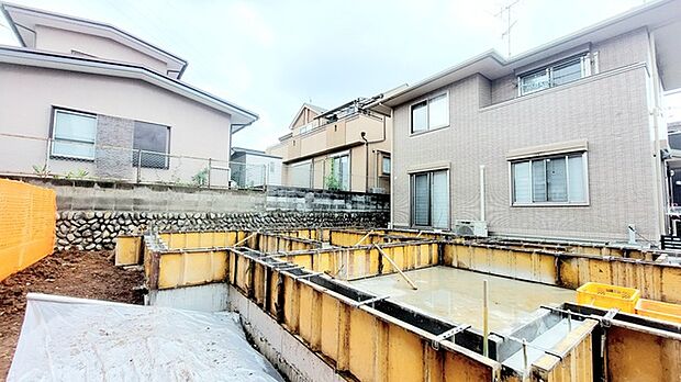 戸建てが立ち並ぶ静かな住宅街。四季折々の移り変わりを感じながら自然と楽しみ、暮らす、そんな毎日を日々の中で感じられる住環境