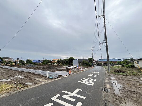 静かな街並みに寄り添い、これからの暮らしの拠点として自由な設計を描ける広々とした土地です