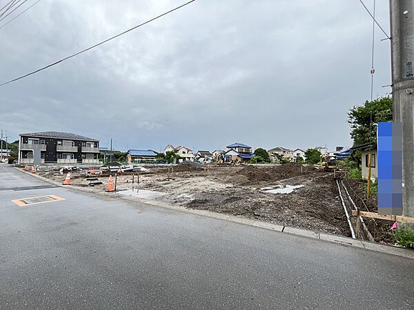 周辺環境と調和する、落ち着いた雰囲気の立地です。新たな暮らしを育むための基盤が整いつつあります