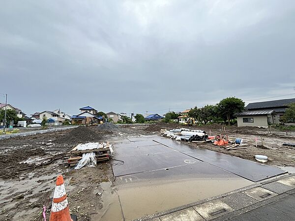開放感のある広がりを感じられる立地です。理想の住まいづくりに向けた、夢が膨らむ土地の姿です