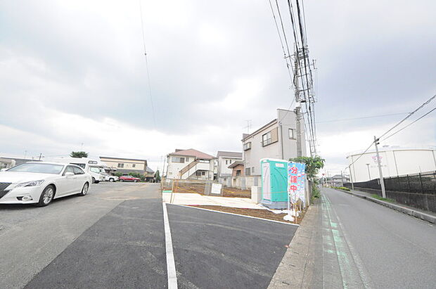 戸建てが立ち並ぶ静かな住宅街。四季折々の移り変わりを感じながら自然と楽しみ、暮らす、そんな毎日を日々の中で感じられる住環境 