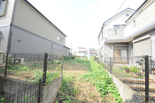 戸建てが立ち並ぶ静かな住宅街。四季折々の移り変わりを感じながら自然と楽しみ、暮らす、そんな毎日を日々の中で感じられる住環境