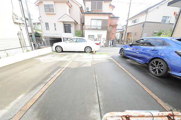 通りから入ったプライベート空間で落ち着いた雰囲気でお住いになる。敷地部分でお子様の遊ぶスペースや駐車スペースに活用できます。