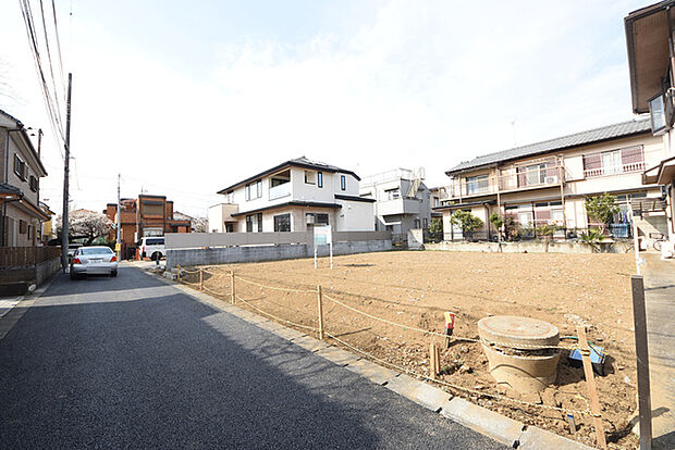 戸建てが立ち並ぶ静かな住宅街。四季折々の移り変わりを感じながら自然と楽しみ、暮らす、そんな毎日を日々の中で感じられる住環境