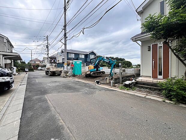 5m幅員の道路に面しておりお車の運転が苦手な方でも安心して出入りいただけます。