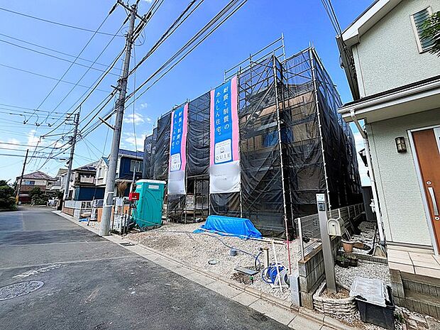 前面道路は交通量が少ない5.0m幅員と広く、駐車がしやすいです。駐車スペース2台分ございます。