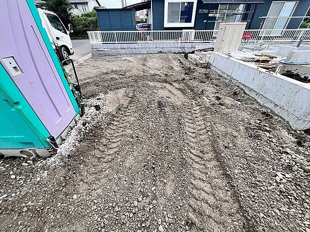 前面道路は広く、駐車がしやすいです。駐車スペース並列3台分ございます。