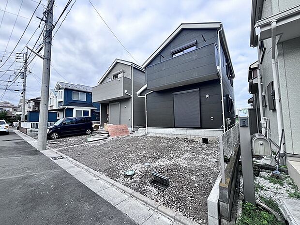 セカンドカーや来客時にも便利なカースペース2台分ございます。