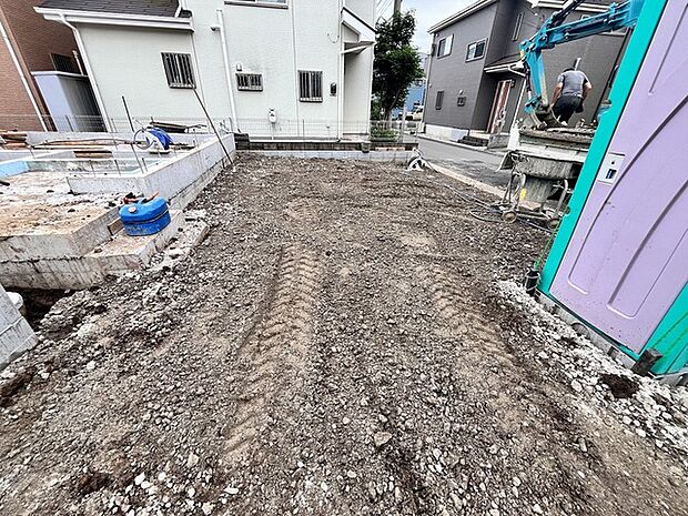 前面道路は広く、駐車がしやすいです。駐車スペース2台分ございます。