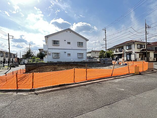 カースペースは1台駐車できます。車庫の出し入れのしやすさなど、実際に現地にてご確認ください。 