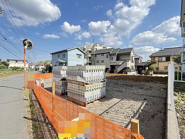 青い空に白い雲が浮かぶ、清々しい日差しに包まれたこの場所は、新しい暮らしへの第一歩を踏み出すのにふさわしい、穏やかで開放的な雰囲気に満ちています。