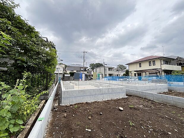 静かな住宅街に位置する、新しい暮らしの始まりを感じさせる基礎工事が整った広々とした土地です
