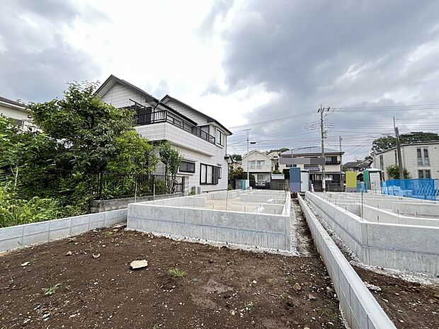 周囲の街並みに溶け込む、穏やかな空気が流れる場所。これから先の未来を見守る大切な拠点です
