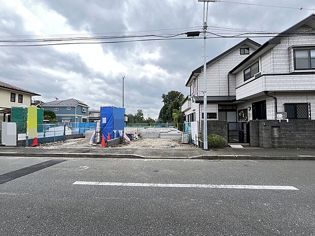 街並みに馴染む立地で、新しい生活の基盤を築くための開放感ある空間です