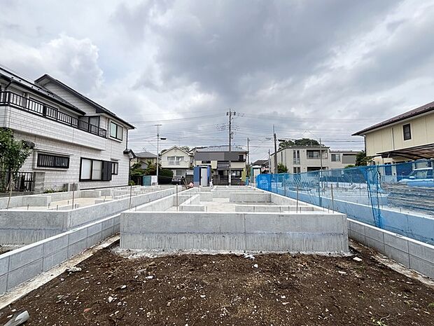 新しい暮らしの始まりを感じさせる、静かな佇まいの現場です。理想の住まいを築く土台が整っています