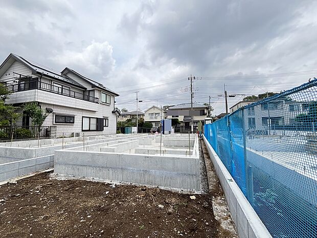 落ち着いた周辺環境に囲まれ、日々の営みが静かに育まれていく土地です。未来の設計図が描けます