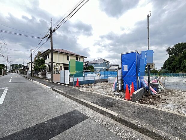 戸建てが立ち並ぶ静かな住宅街。四季折々の移り変わりを感じながら自然と楽しみ、暮らす、そんな毎日を日々の中で感じられる住環境
