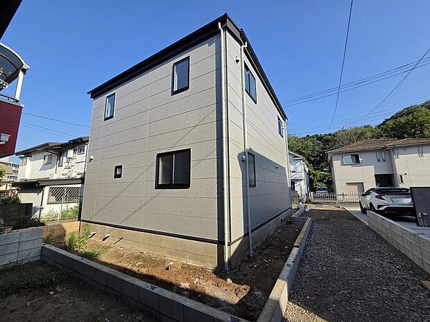 洗練されたシャープなフォルムが街並みに溶け込み、落ち着いた佇まいを感じさせる外観です。