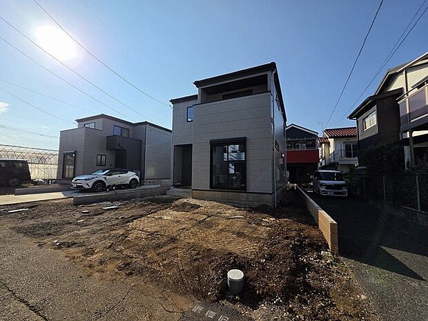 すっきりとしたフォルムが街並みに馴染む、洗練された外観が日々の暮らしを穏やかに迎えてくれます。