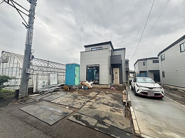 前面道路は4mですが、車通りが少ないので駐車がしやすいです。駐車スペース2台分ございます。