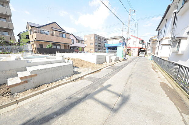 南道路に面しており日中もたくさんの陽が入ります。風通りや周辺環境など実際に現地にてご確認ください。