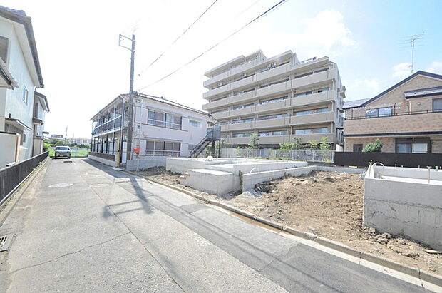 戸建てが立ち並ぶ静かな住宅街。四季折々の移り変わりを感じながら自然と楽しみ、暮らす、そんな毎日を日々の中で感じられる住環境