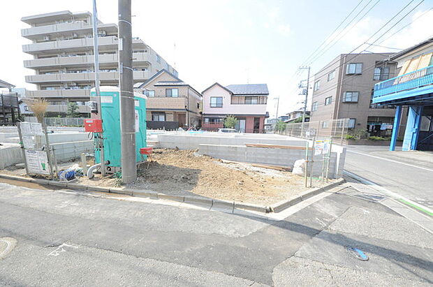 戸建てが立ち並ぶ静かな住宅街。四季折々の移り変わりを感じながら自然と楽しみ、暮らす、そんな毎日を日々の中で感じられる住環境 