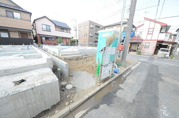南道路に面しており日中もたくさんの陽が入ります。風通りや周辺環境など実際に現地にてご確認ください。 