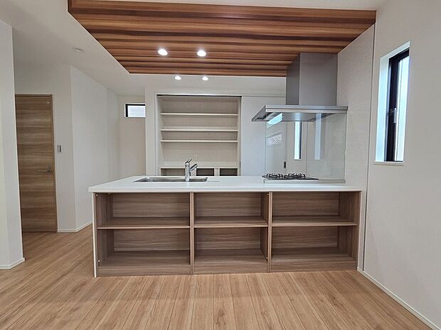 家族団欒のリビング。陽光差し込む食卓には家族の会話とスマイルが溢れます。いつまでもここで食卓を囲みたくなる、そう感じさせてくれるスペース。