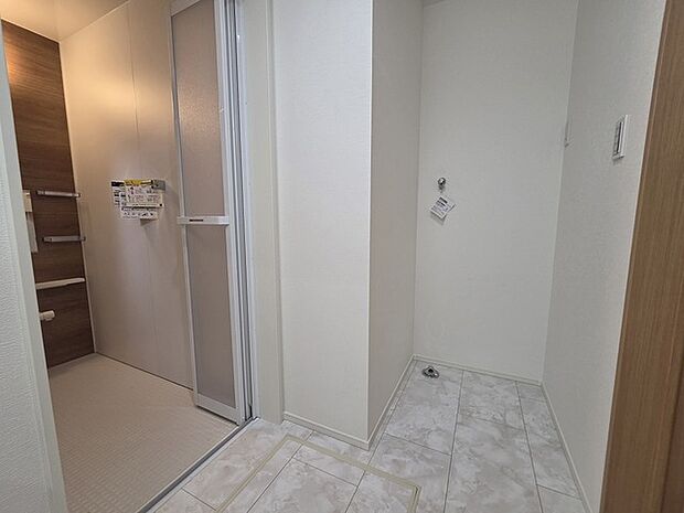 ゆとりの洗面スペースで朝の身支度もスムーズに行えます。