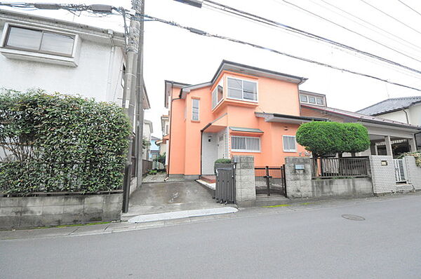 戸建てが立ち並ぶ静かな住宅街。四季折々の移り変わりを感じながら自然と楽しみ、暮らす、そんな毎日を日々の中で感じられる住環境