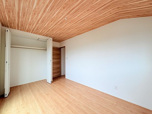 今からここを誰のお部屋にしようか、そんな洋室。大きさは6.8帖です。
