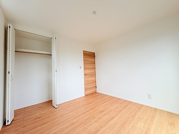 今からここを誰のお部屋にしようか、そんな洋室。大きさは6.1帖です。
