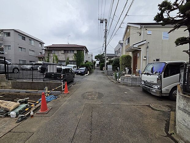 戸建てが立ち並ぶ静かな住宅街。四季折々の移り変わりを感じながら自然と楽しみ、暮らす、そんな毎日を日々の中で感じられる住環境
