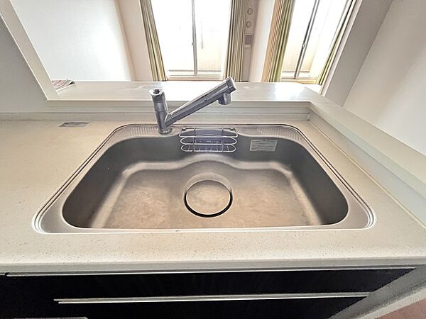 一杯の水も楽しめる浄水器があるシステムキッチン。