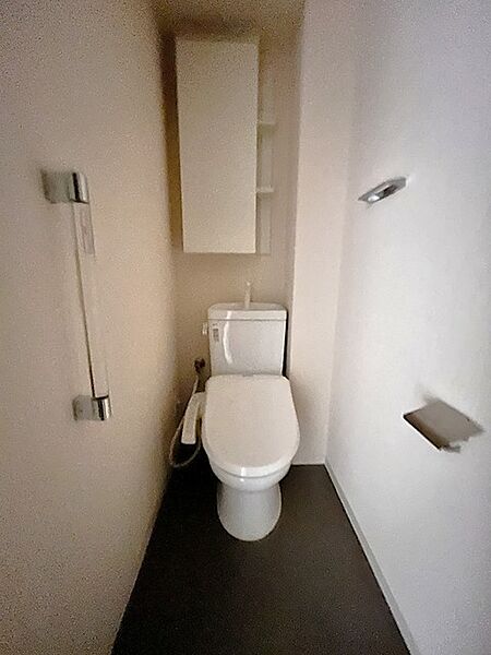 ウォシュレット機能付きのトイレ。収納もあり実用性も兼ね備えた造り。