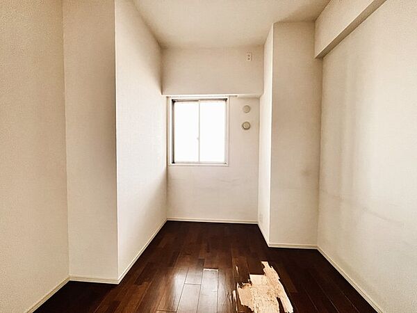 大きな開口部から明るい光が差し込みます。